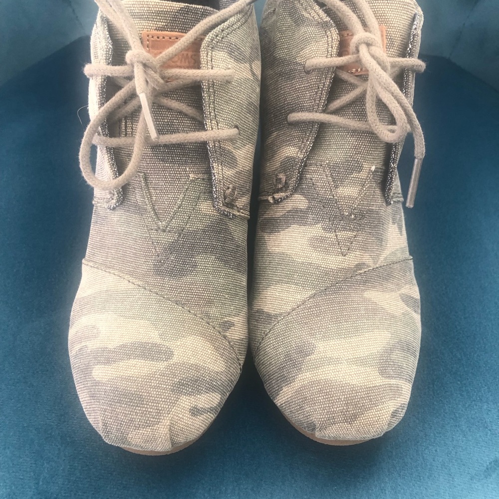 TOMS desert wedges canvas Green Camo. Excellent condition - hardly worn.